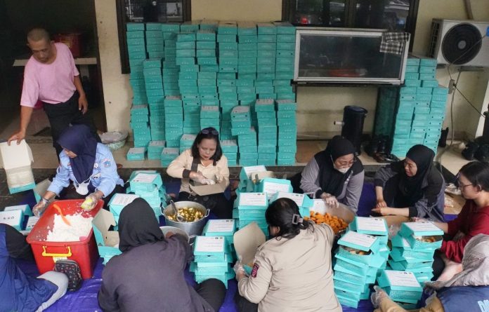 Sudin Sosial Jakarta Selatan menyiapkan makanan siap saji untuk warga terdampak banjir di Jakarta Selatan.