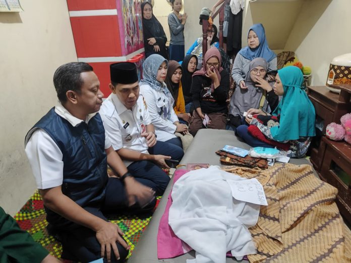 Wali Kota Jaksel Munjirin dan Camat Tebet Dyan Airlangga datang melayat ke rumah duka di Kelurahan Kebon Baru, Tebet, Rabu (5/3/2025).