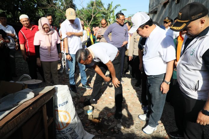 Walikota Jaksel Munjrin dan jajaran terjun langsung dalam aksi gerebek jentik di Kebayoran Lama, Jaksel, Jumat (14/3/2025).