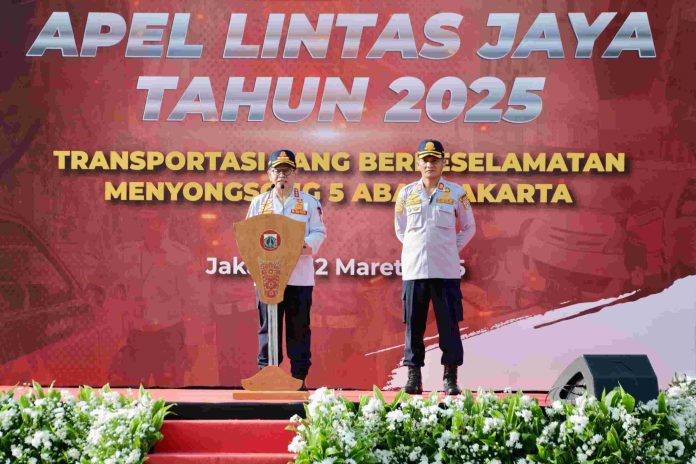 Gubernur Jakarta Pramono Anung memimpin apel Operasi Lintas Jaya 2025 di Silang Monas, Jakarta, Rabu (12/3/2025).