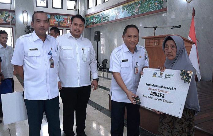 Plt Wakil Wali Kota Jaksel Ali Murtadho menyerahkan bantuan secara simbolis kepada mustahik di Kantor Wali Kota Jaksel, Rabu (20/3/2025).