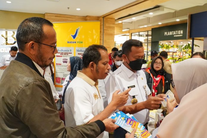 Wali Kota Jaksel Munjirin didampingi Asisten Perekonomian dan Pembangunan Jaksel Sayid Ali memeriksa produk pangan di Ranch Market Pondok Indah, Rabu (19/3/2025).