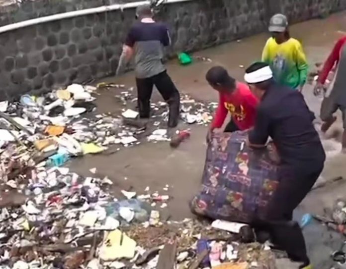 Gubernur Jawa Barat Dedi Mulyadi saat memberisihakn sampah di Sungai Cipabaluan, Kabupaten Sukabumi, Jawa Barat.