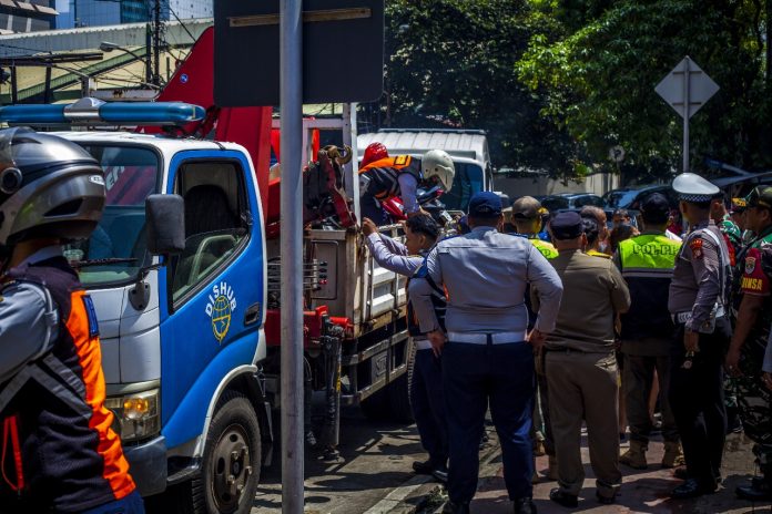 Petugas gabungan mengangkut hingga mencabuti pentil motor yang parkir sembarangan di Jalan Senopati, Kebayoran Baru, Jaksel, Jumat (14/3/2025).