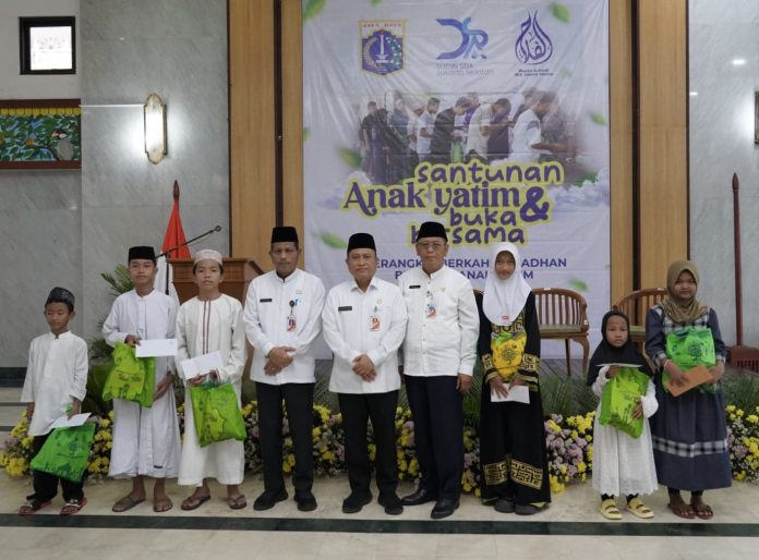 Sudin SDA Jakarta Selatan memberikan santunan kepada 15o anak yatim. Santuan diserahkan secara simbolis oleh Plt Wakil Wali Kota Jaksel Ali Murthado, Kaudin SDA Santo, dan Asisten Perekonomian dan Pembangunan Jaksel Sayid Ali, Jumat (14/3/2025).