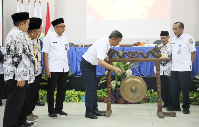 Wali Kota Jakarta Selatan Munjirin memukul gong menandai dibukannya konferensi PGRI Jakarta Selatan, Rabu (30/4/2025).