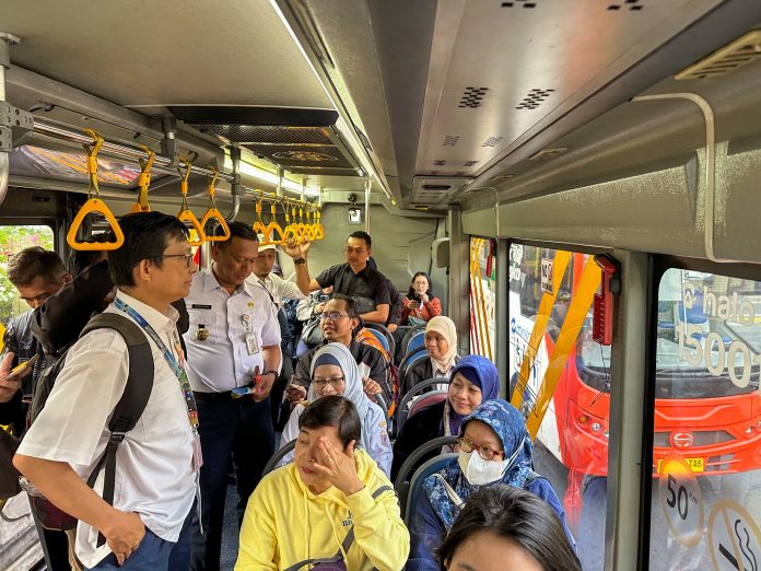 Wali Kota Jaksel Munjirin menaiki bus TransJakarta menuju kantornya, Rabu (30/4/2025).
