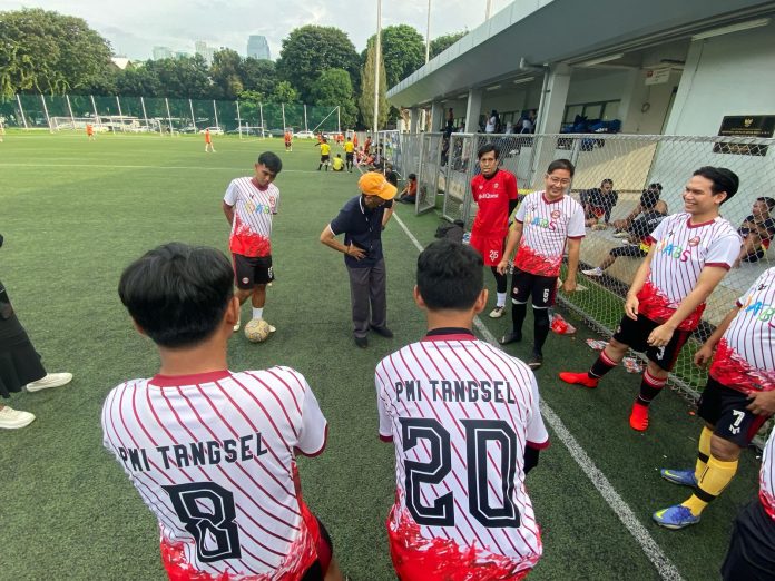 PMI Kota Tangsel menggelar laga persahabatan dengan Selebriti FC di Stadion Senayan, Jakarta, Senin (21/4/2025). Laga ini sebagai ajang untuk mengkampanyekan donor darah.