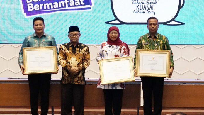 Wali Kota Jakarta Selatan Munjirin saat menerima penghargaan UKBI dari Mendikdasmen Abdul Mu'ti, Jumat (25/4/2025).