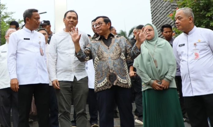Gubernur Jakarta Pramono Anung meninjau taman di Jakarta Selatan yang akan beroperasi 24 jam.