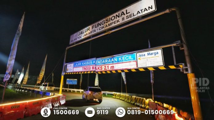 Korlantas Polri membuka rua Tol Japek II Selatan selama arus balik lebaran. Jalur tol ini difungsionalkan secara gratis.