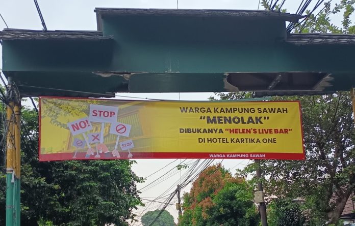 Warga Kampung Sawah menolak Helen’s Night Mart dibuka karena dikhatirkan menjula miras.