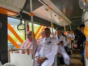 Munjirin, Ali Murtadho dan Mukhlisin kompak naik bus TransJakarta menuju Balai Kota, Rabu (7/5/2025). 