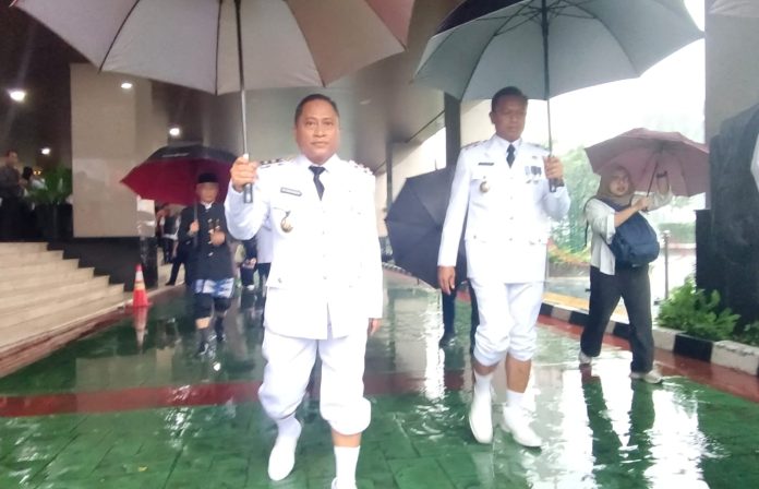 Walikota Jakarta Selatan Munjirin, Plt Wakil Walikota Jakarta Selatan Ali Murtadho dan Asisten Pemerintahan Mukhlisin saat berangkat menuju pelantikan pejabar tinggi pratama di Bali Kota Jakarta, Rabu (7/5/2025).