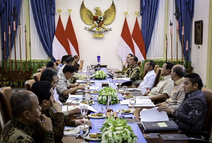 Presiden Prabowo Subianto memanggil Menteri ESDM Bahlil Lahadalia dan sejumlah menteri serta satgas hilirisasi ke Istana Merdeka, Jakarta.