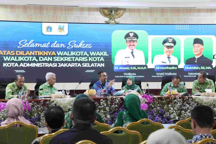 Wali Kota jakarta Selatan M Anwar memberikan pengarahan kepada jajarannya pada hari pertama kerja, Kamis (8/5/2025).