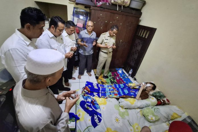 Wali Kota Jakarta Selatan, M Anwar saat mengunjungi Taufan Fauzan karena menderita kanker, pada Selasa (17/6/2025) sore. 