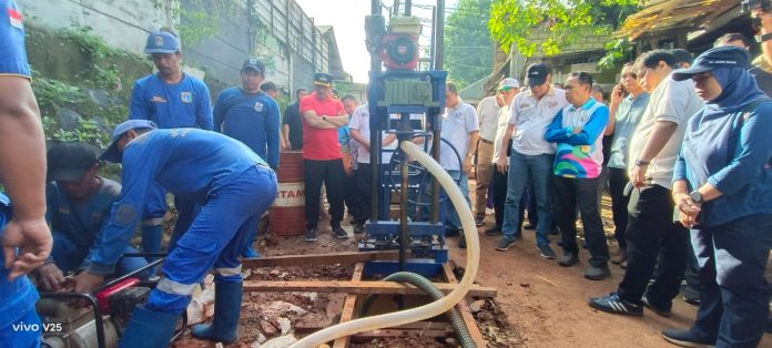 Wali Kota Jakarta Selatan Anwar beserta jajaran meninjau pembangunan sumur resapan dalam di RW 03, Kelurahan Cilandak Timur, Kecamatan Pasar Minggu.