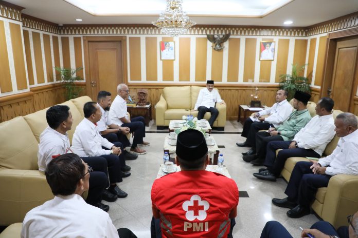 Wali Kota Administrasi Jakarta Selatan, M Anwar saat melakukan pertemuan dengan pengurus PMI Kota Jakarta Selatan, pada Jumat (13/6/2025). 