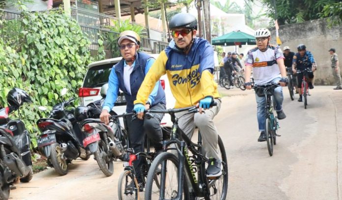 Wali Kota Jakarta Selatan M Anwar meninjau fasilitas pengendalian banjir sambil gowes sepeda, Selasa (10/5/2025).
