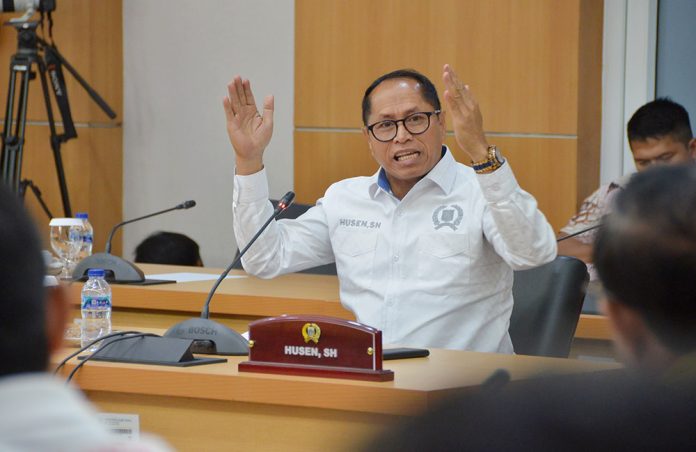 Pansus Ranperda menemukan naskah siluman dalam Ranperda tentang Jaringan Utilitas.