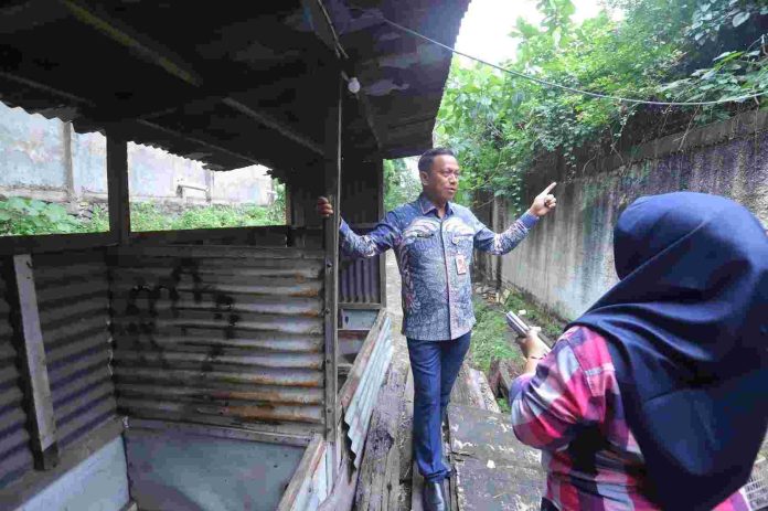 Wali Kota Jakarta Timur Munjirin meninjau jamban helikopter di bantaran Kali Baru, Kelurahan Raw Bunga, Jatinegara, Jaktim.