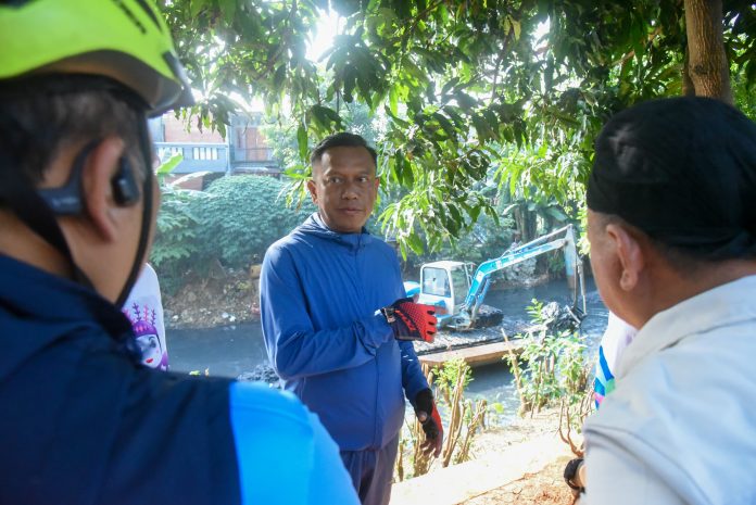 Wali Kota Jakarta Timur Munjirin meninjau pengerukan Kali Sunter di Jalan Cipinang Muara III, Kampung Kapitan Barat RT 015/04, Kelurahan Klender, Kecamatan Duren Sawit, Jumat (13/6/2025).