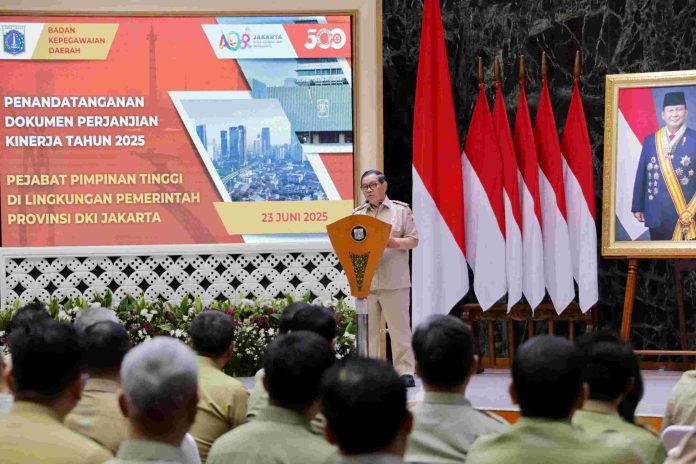 Gubernur Jakarta Pramono Anung saat menandatangani Dokumen Perjanjian Kinerja Tahun 2025 bersama seluruh pejabat pimpinan tinggi di lingkungan Pemprov DKI Jakarta, Senin (23/6/2025). 