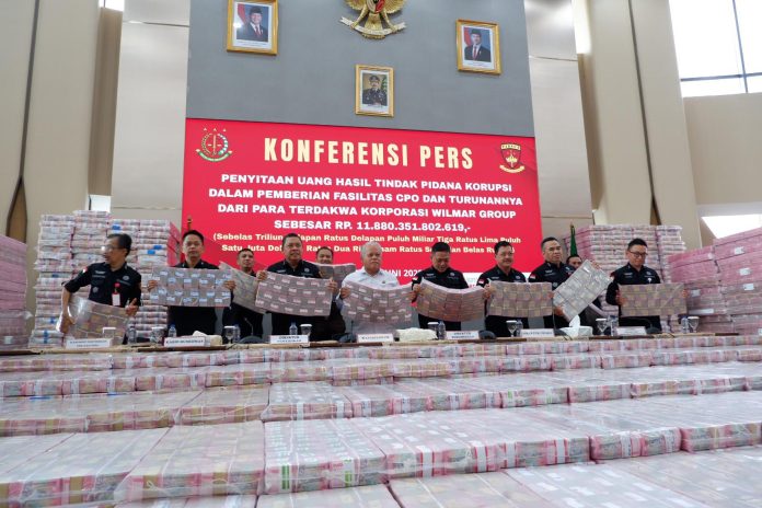 Tumpukan uang Rp 2 triliun yang disita Kejagung dari terdakwa korporasi Wlimar Group dalam kasus korupsi pemberian fasilitas crude palm oil (CPO).