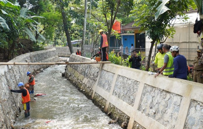 Wali Kota Jakarta Selatan, Muhammad Anwar meninjau proyek pengendali banjir yang tengah dikerjakan SDA, Selasa (24/6/2025).