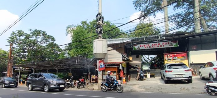Bangunan kafe dan restoran di Jalan PDK Raya, Kelurahan Lebak Bulus, Kecamatan Cilandak, Jakarta Selatan yang diduga berdiri di bantaran Kali Pesanggrahan.