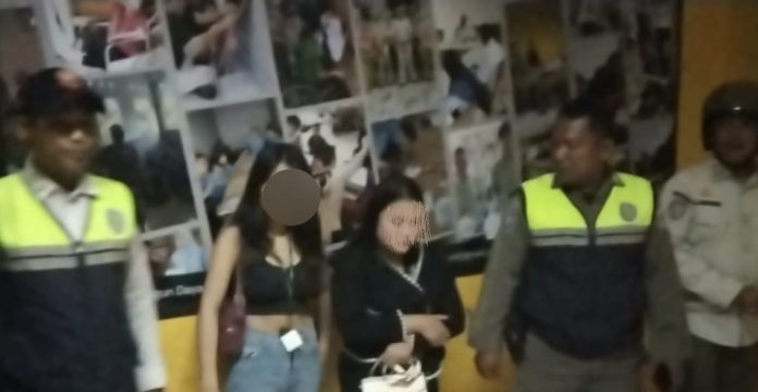 Satpol PP mengamankan dua wanita diduga PSK dalam operasi penertiban penyakit masyarakat di kawasan Blok M, Kebayoran Baru, Jakarta Selatan pada Minggu (8/6/2025) dini hari.