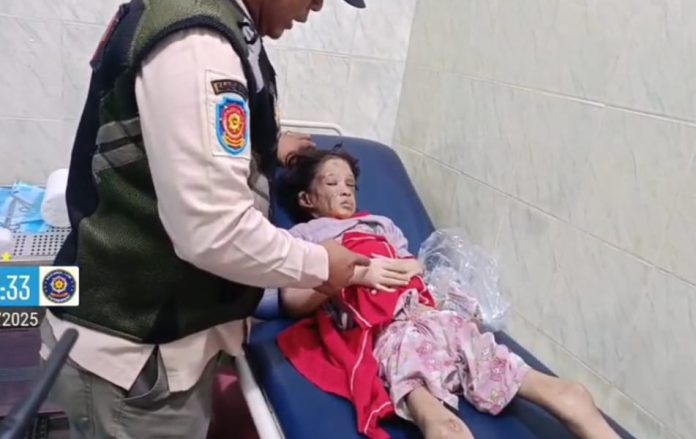 Bocah perempuan berinisial MK dibawa petugas Satpol PP ke Puskesmas usai ditemukan dalam kondisi memprihatinkan di kawasan Pasar Kebayoran Lama, Jakarta Selatan, Rabu (11/6/2025) pagi. 