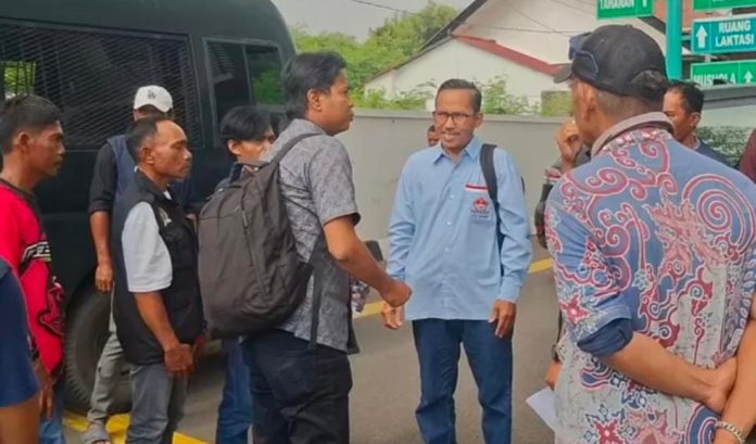 Bersama kuasa hukumnya, nelayan datang menghadiri sidang lanjutan atas gugatan class action yang diajukan di Pengadilan Negeri (PN) Karawang pada Selasa (10/6/2025).
