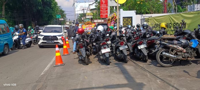 Lokasi parkir kafe di Jalan Lebak Bulus Raya yang dikomplain warga karena mengokupasi ruang milik dan menutup saluran air.