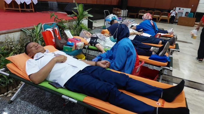 Wali Kota Jaktim Munjirin ikut donor darah untuk membantu stok kantong darah dalam rangka HUT DKI Jakarta.