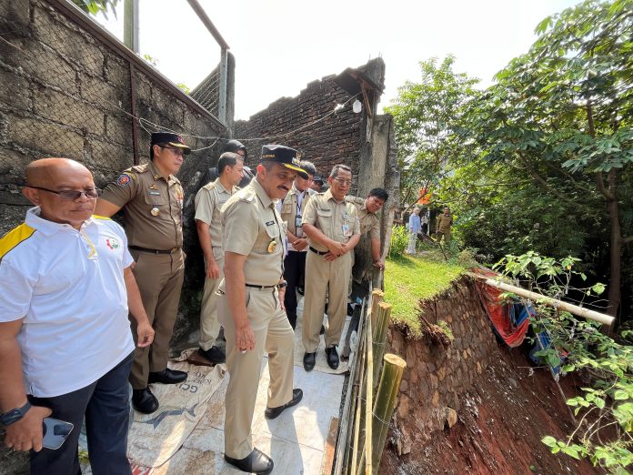 Wali Kota Administrasi Jakarta Selatan M. Anwar, meninjau lokasi terdampak banjir di Kelurahan Bangka, Kecamatan Mampang Prapatan, Selasa (15/7/2025).
