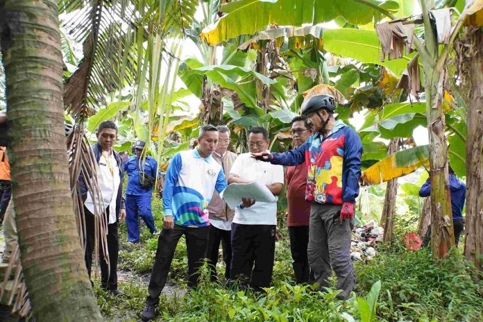 Walikota Jaksel M. Anwar meninjau lokasi rencana pembangunan embung untuk mengatasi permasalahan banjir, Jumat (4/6/2025).