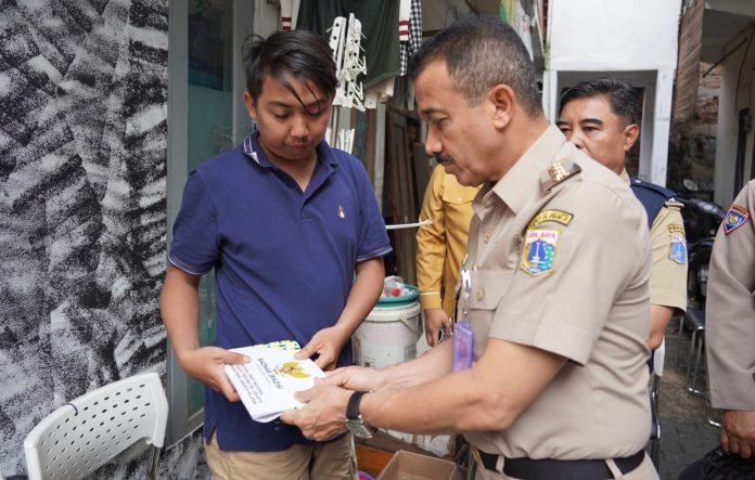 Wali Kota Jakarta Selatan Muhamad Anwar menyerahkan santunan kepada keluarga bocah berusia lima tahun yang meninggal dunia akibat tersengat listrik dari tiang PJU di Taman Yado, Gandari Utara, Kebayoran Baru.