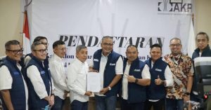 Bontor Octavianus L. Tobing (berkaca mata) menerima mandat sebagai calon Ketua Dewan Kehormatan AKPI.