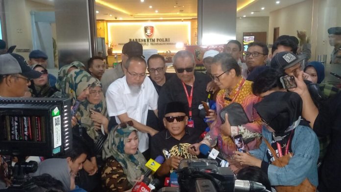 Eggi Sudjana memilih walkout dari gelar perkara khusus terkait dugaan ijazah palsu Presiden RI ke-7 Joko Widodo (Jokowi) yang digelar di Bareskrim Polri, Jakarta Selatan, pada Rabu (9/7/2025).