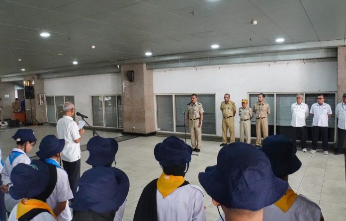 Wali Kota Jakarta Selatan M. Anwar saat melepas ratusan PMR Jakarta Selatan yang akan mengikuti Jumbara di Bumi Perkemahan Wiladatika, Cibubur.