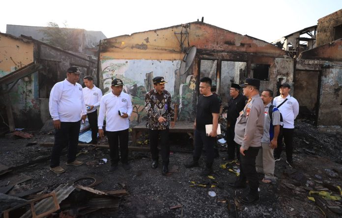 Wali Kota Jakarta Selatan, M. Anwar, turun langsung meninjau lokasi kebakaran yang terjadi di Jalan Uranium, RT 12 dan RT 13/RW 12, Kelurahan Grogol Utara, Kecamatan Kebayoran Lama, Kamis (24/7/2025).