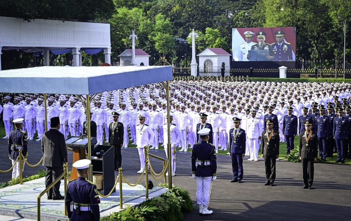 Presiden Prabowo saat memimpin Upacara Prasetya Perwira (Praspa) TNI dan Polri Tahun 2025 di halaman Istana Merdeka, Jakarta, pada Rabu (23/7).