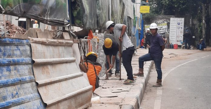 Warga protes pembongkaran trotoar di Jalan Pangeran Antasari, Cilandak, Jakarta Selatan, Senin (14/7/2025).