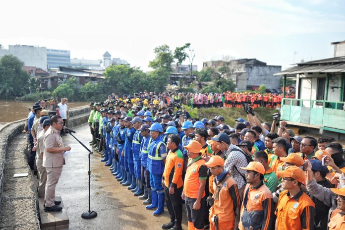 Gubernur DKI Jakarta, Pramono Anung memimpin apel siaga banjir di bantaran Kali Ciliwung, Rawajati, Pancoran, Jakarta Selatan, Selasa (8/7/2025) pagi.
