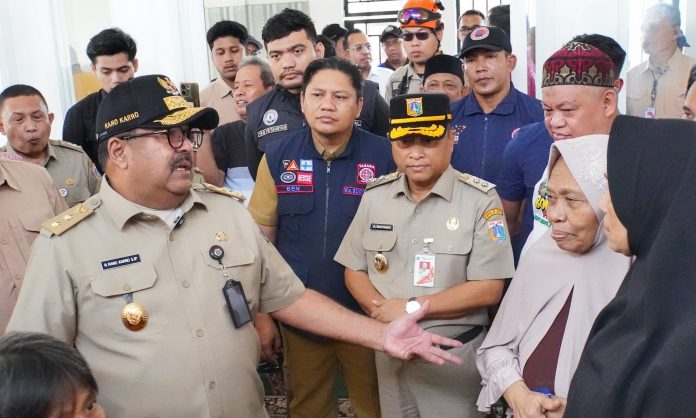 Wagub DKI Jakarta Rano Karno didampingi Waki Wali Kota Jakarta Selatan Ali Murtadho saat meninjau lokasi pemukiman yang terdampak banjir di Jakarta Selatan, Selasa (8/7/2025).