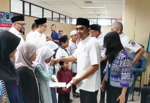 Ketua Dewan Kota Jakarta Selatan Farid Rahman saat menyerahkan santunan kepada 10 anak yatim.