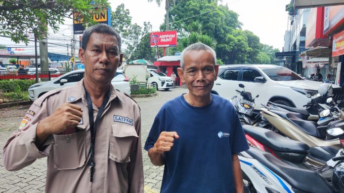 Ridwan dan Saptari petugas keamanan Ruko Bona Indah Plaza Jalan Karang Tenah Raya, Lebak Bulus, Jakarta Selatan.