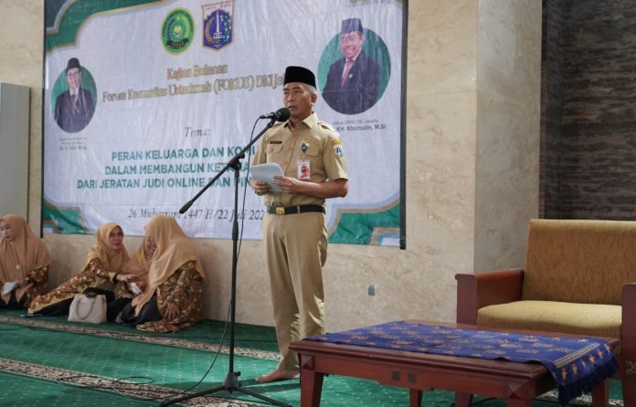 Seko Jaksel Mukhlisin saat memberikan sambutan dalam Kajian Bulanan Forum Komunitas Ustadzah (Fokus) DKI Jakarta di Masjid Darul Jannah, Kantor Walikota Administrasi Jakarta Selatan, Selasa (22/7/2025).
